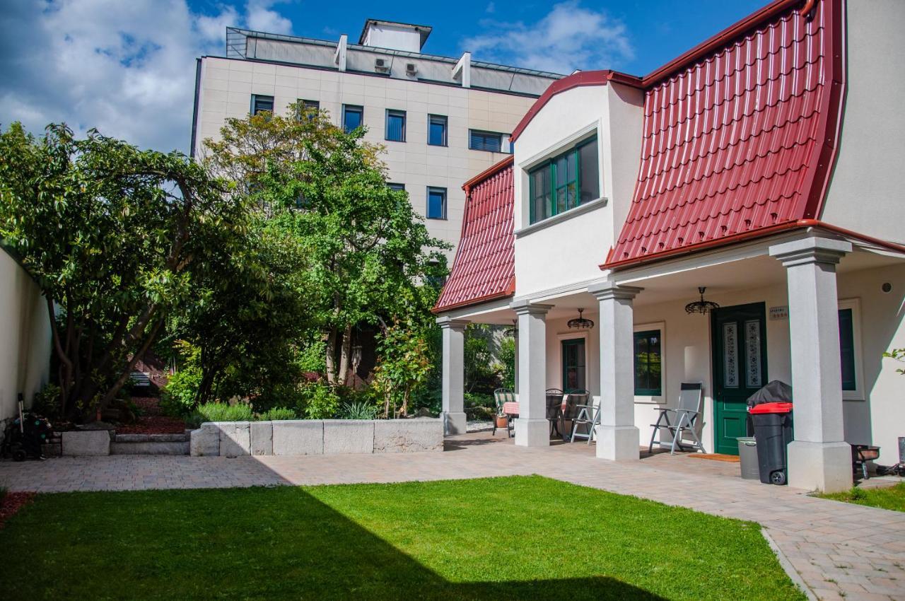 Entire House In The Center Of - Free Parking - Dragon Garden Pavilion Homestay szállás